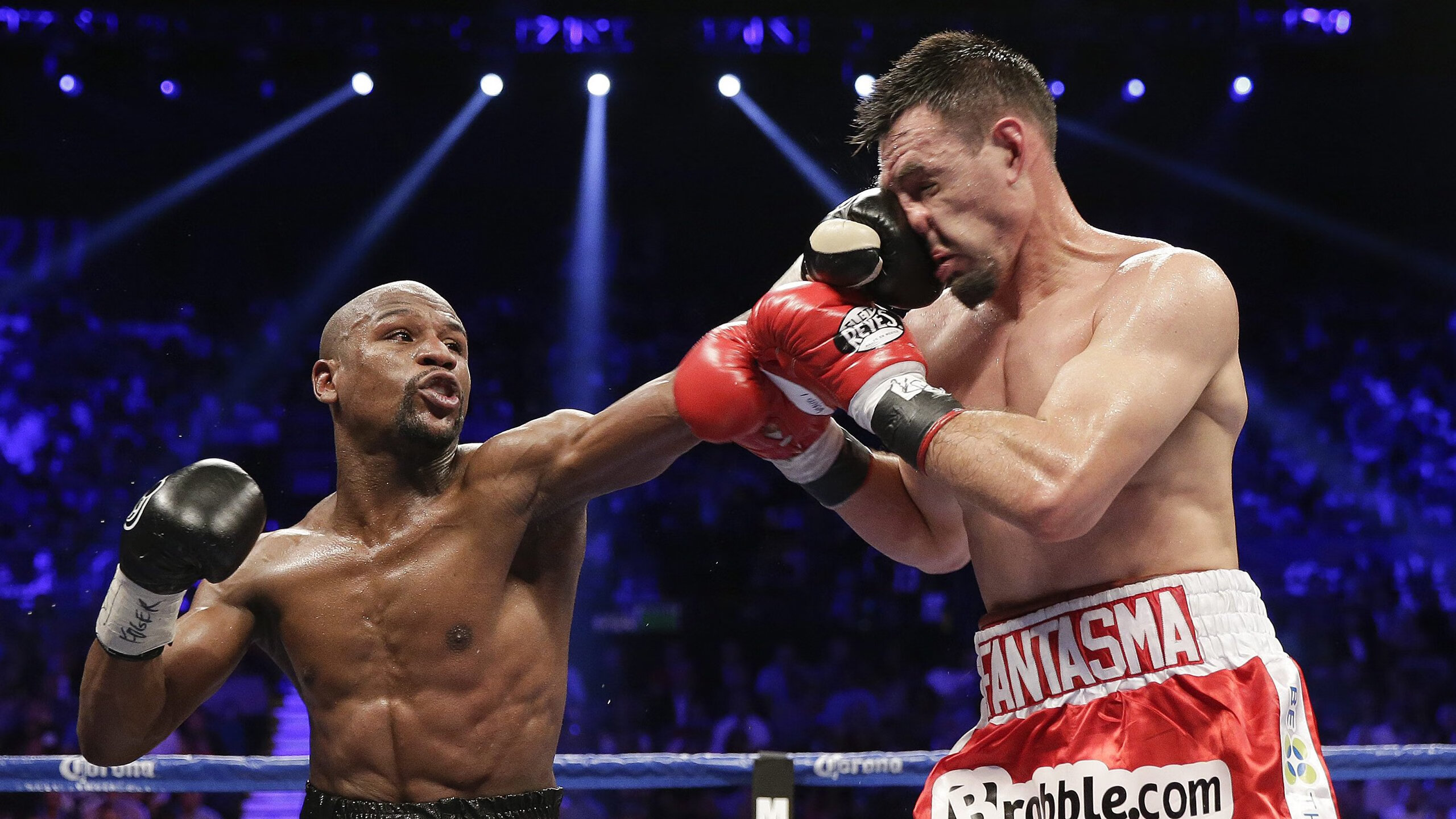 特斯·冯·迪克：领导南非队中场的攻防转换，调度球场节奏，冯 斯特拉客